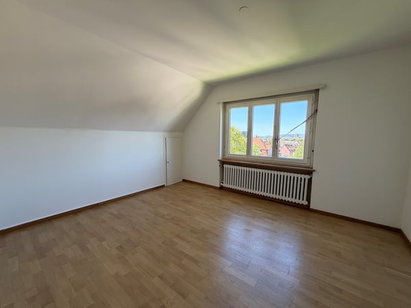 Zentrale und helle Wohnung in gepflegtem Quartier, befristet für 1 Jahr. 6