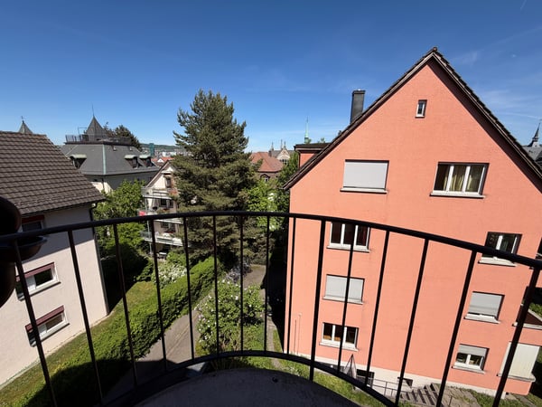 Zentrale und helle Wohnung in gepflegtem Quartier, befristet für 1 Jahr. 3