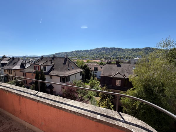 Zentrale und helle Wohnung in gepflegtem Quartier, befristet für 1 Jahr. 11