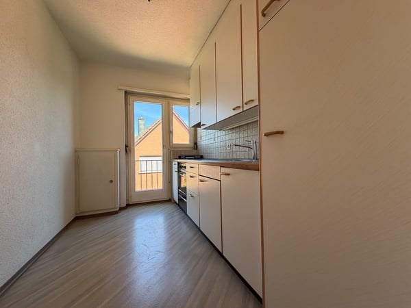 Zentrale und helle Wohnung in gepflegtem Quartier, befristet für 1 Jahr. 2