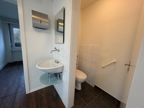 Büro- Praxisfläche - Atelierefläche direkt am Bahnhof! 8