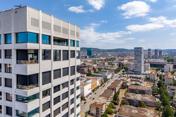 Wohnen im obersten Stock mit Sicht über Zürich 8
