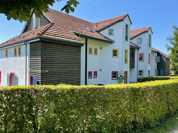 Tolle Wohlfühloase mit Gartensitzplatz im steuergünstigen Uitikon-Waldegg! 1
