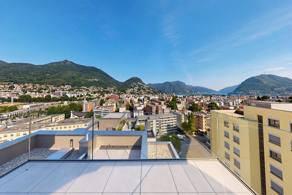 Esclusivo attico con vista lago e ampi balconi