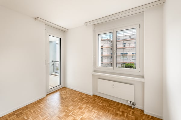 Erstbezug nach Sanierung. Grosszügige Wohnung mitten in Familienquartier. 9