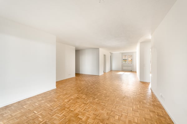 Erstbezug nach Sanierung. Grosszügige Wohnung mitten in Familienquartier. 6