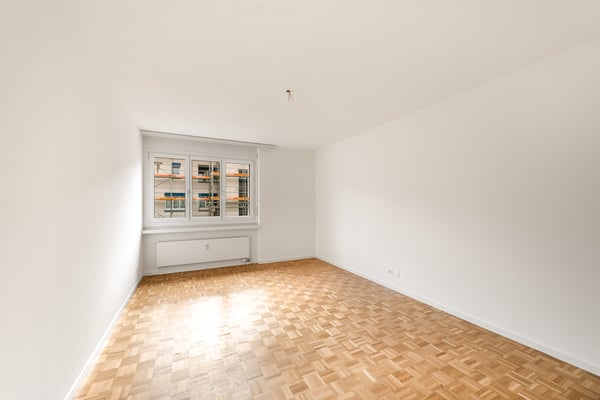 Erstbezug nach Sanierung. Grosszügige Wohnung mitten in Familienquartier. 11