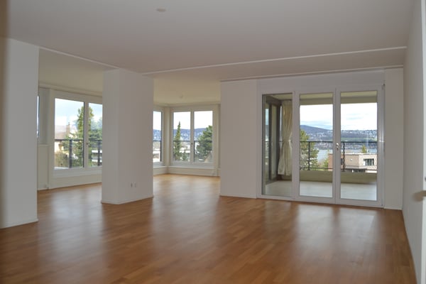 Moderne Wohnung an zentraler Lage in Wollishofen mit zwei Loggias 2