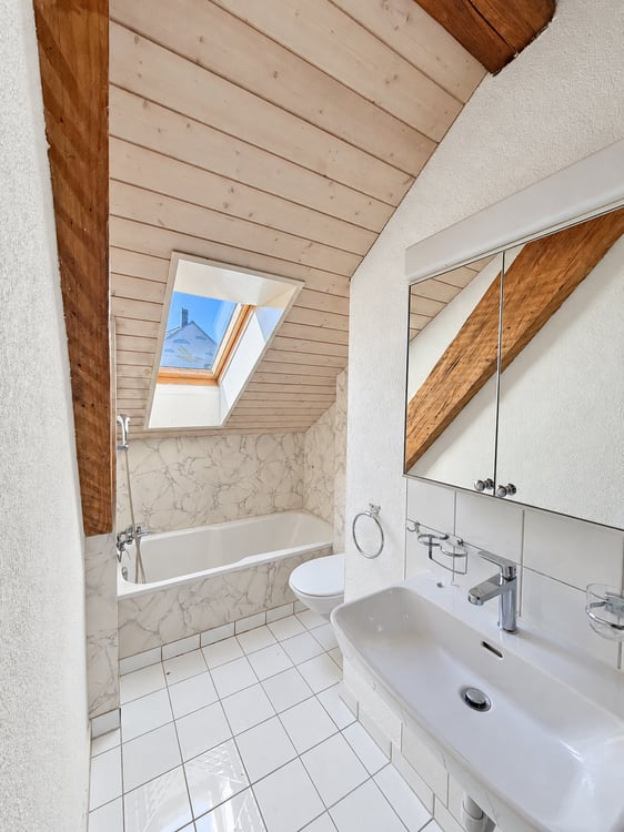 Charmante Dachgeschosswohnung an der Maihofstrasse 3