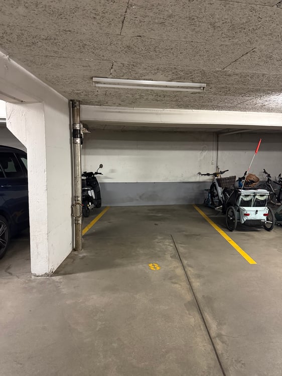Einstellhallenplatz Nähe Allmend 1
