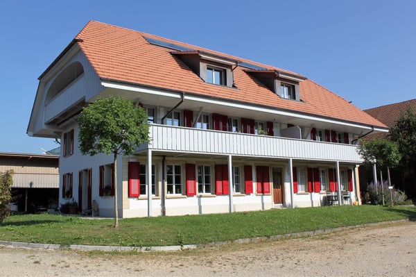 Charmante 4.5-Zimmer-Dachwohnung mit Balkon in Radelfingen 1