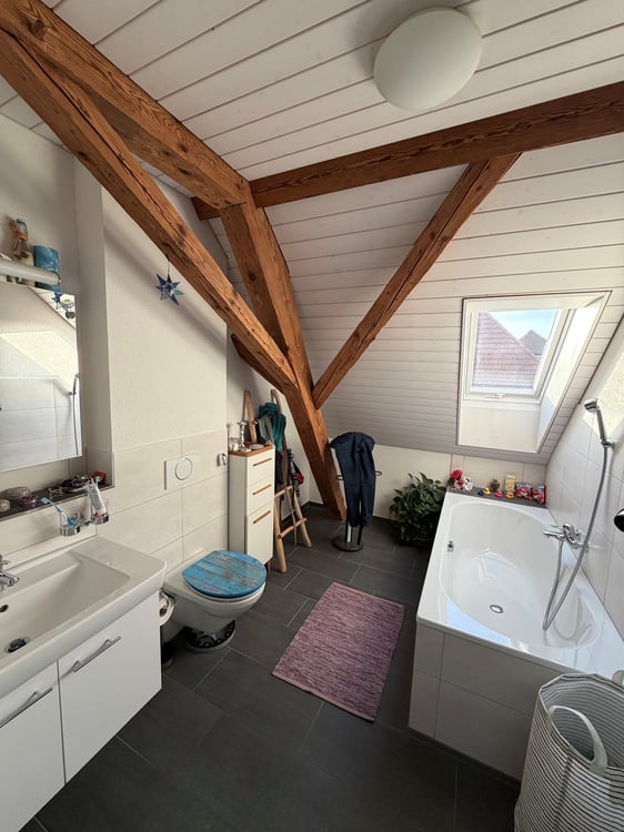Charmante 4.5-Zimmer-Dachwohnung mit Balkon in Radelfingen 9