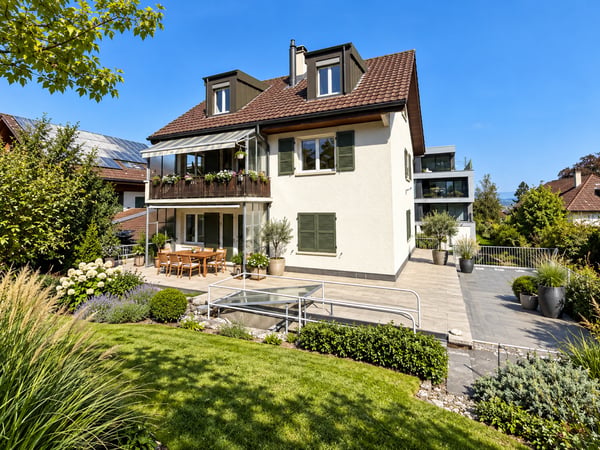 Charmantes Zweifamilienhaus mit Gewerbe im Spiegel 1