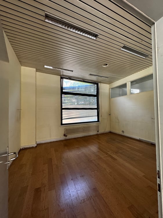 attraktive Gewerbefläche mit separaten Eingang und Warenlift zu vermieten 11