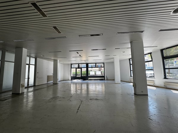 attraktive Gewerbefläche mit separaten Eingang und Warenlift zu vermieten 1