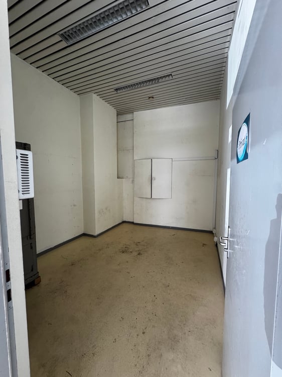 attraktive Gewerbefläche mit separaten Eingang und Warenlift zu vermieten 10