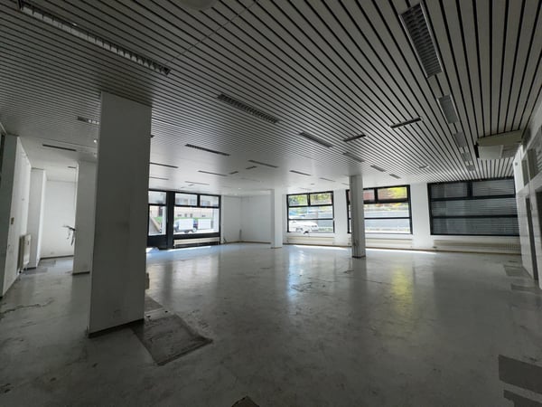 attraktive Gewerbefläche mit separaten Eingang und Warenlift zu vermieten 12