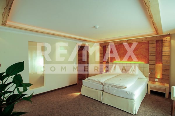 Top-Geschäftsliegenschaft in Samnaun: 4-Sterne-Hotel Garni und Tax-Free-Shop 4