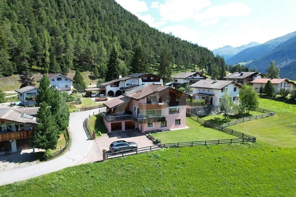 Zweifamilienhaus mit traumhafter Aussicht in Schmitten (Albula) 1