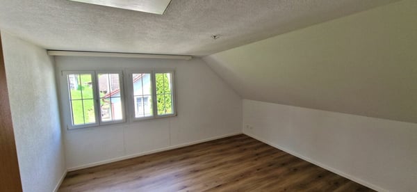 Grosszügige, sanierte Liegenschaft mit zwei Wohneinheiten, Studio & PV-Anlage 26