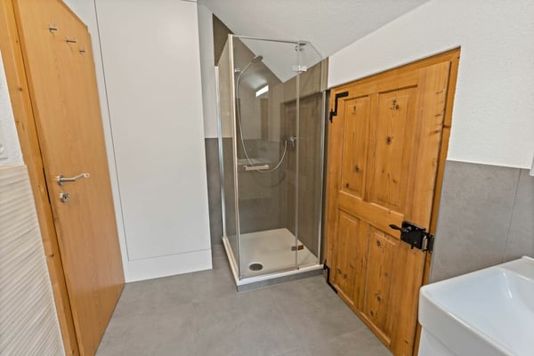 Grosszügige, sanierte Liegenschaft mit zwei Wohneinheiten, Studio & PV-Anlage 3