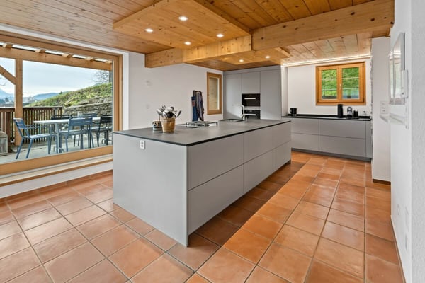 Grosszügige, sanierte Liegenschaft mit zwei Wohneinheiten, Studio & PV-Anlage 12