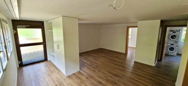 Grosszügige, sanierte Liegenschaft mit zwei Wohneinheiten, Studio & PV-Anlage 22