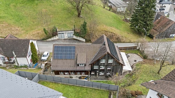 Grosszügige, sanierte Liegenschaft mit zwei Wohneinheiten, Studio & PV-Anlage 31