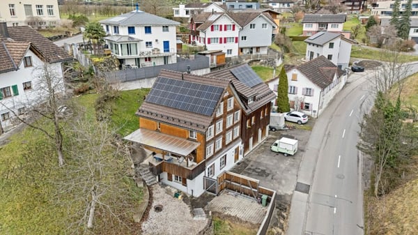 Grosszügige, sanierte Liegenschaft mit zwei Wohneinheiten, Studio & PV-Anlage 32