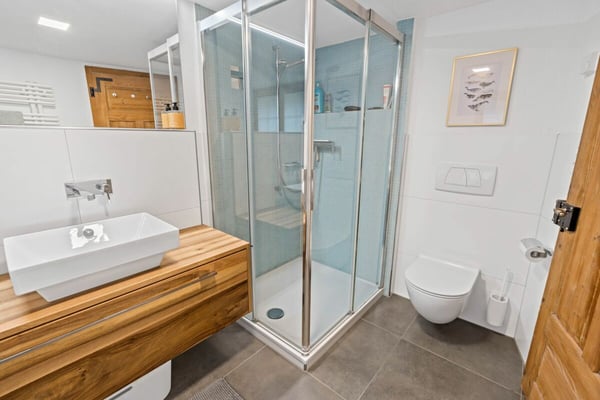 Grosszügige, sanierte Liegenschaft mit zwei Wohneinheiten, Studio & PV-Anlage 10