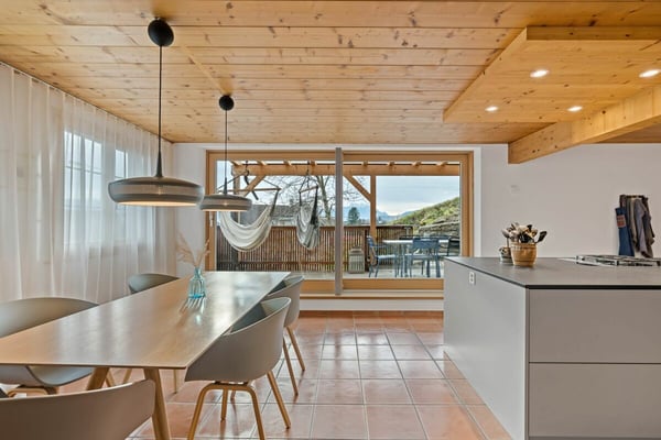 Grosszügige, sanierte Liegenschaft mit zwei Wohneinheiten, Studio & PV-Anlage 13