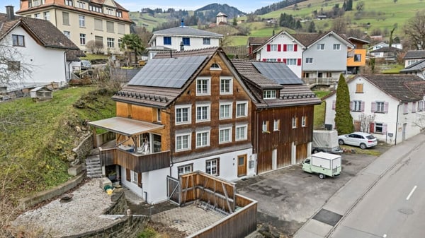 Grosszügige, sanierte Liegenschaft mit zwei Wohneinheiten, Studio & PV-Anlage 1