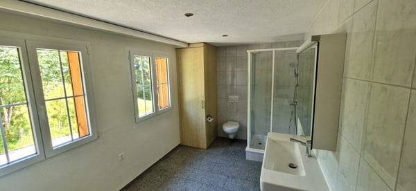 Grosszügige, sanierte Liegenschaft mit zwei Wohneinheiten, Studio & PV-Anlage 25