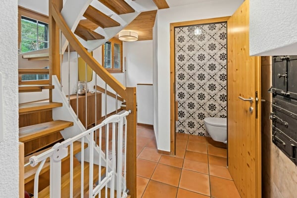 Grosszügige, sanierte Liegenschaft mit zwei Wohneinheiten, Studio & PV-Anlage 18