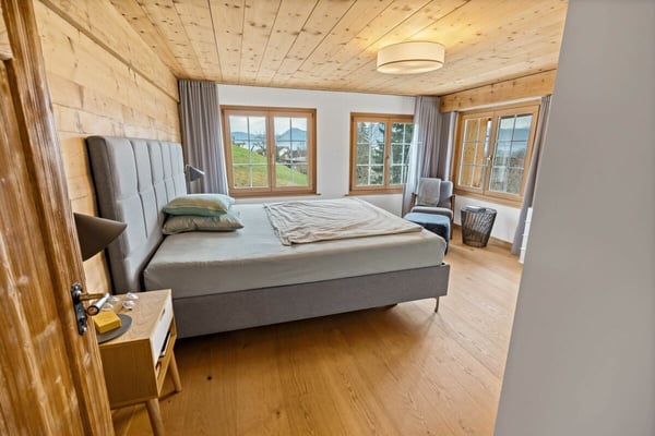 Grosszügige, sanierte Liegenschaft mit zwei Wohneinheiten, Studio & PV-Anlage 11