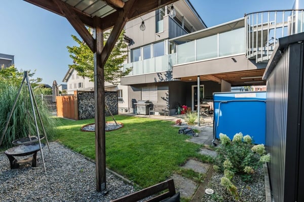 Grosszügiges 8-Zimmer-Einfamilienhaus mit Einliegerwohnung, Garten und grosser Terrasse 1