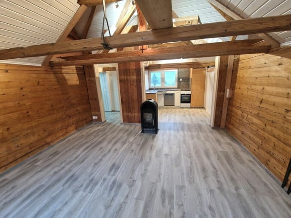 Helle, frisch renovierte 3.5-Zimmer-Dachwohnung mit Cheminée