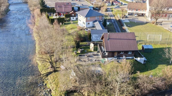 1.5-Zi-Haus mit Umschwung und Bachanstoss 1