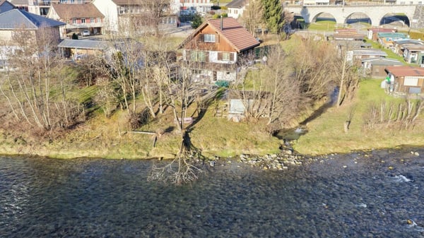 1.5-Zi-Haus mit Umschwung und Bachanstoss 15