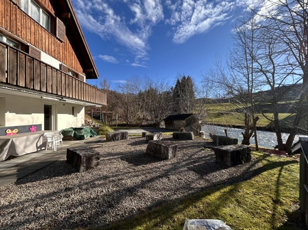 1.5-Zi-Haus mit Umschwung und Bachanstoss 12