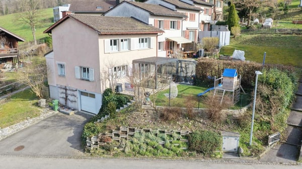 Reihen-EFH an sonniger Hanglage mit Garage 1