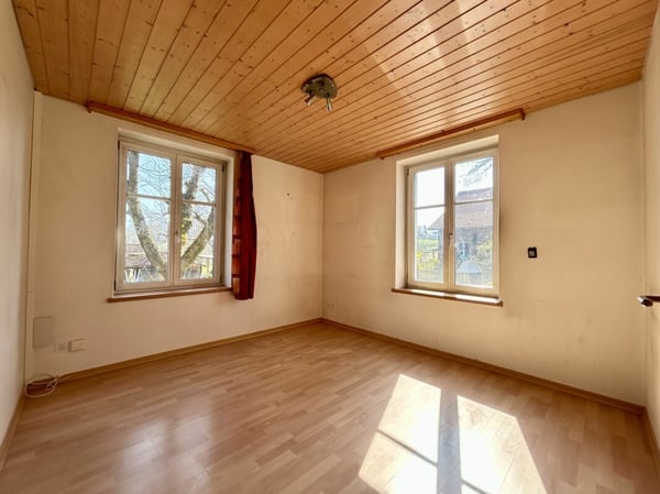 Zweifamilienhaus mit Scheune und Umschwung 5