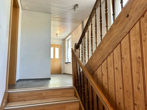 Zweifamilienhaus mit Scheune und Umschwung 8