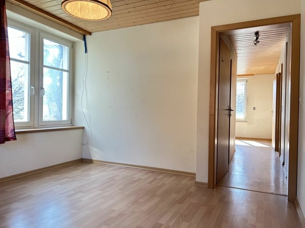 Zweifamilienhaus mit Scheune und Umschwung 6