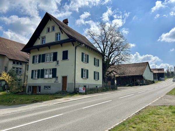 Zweifamilienhaus mit Scheune und Umschwung 20