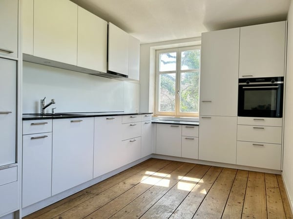 Zweifamilienhaus mit Scheune und Umschwung 9