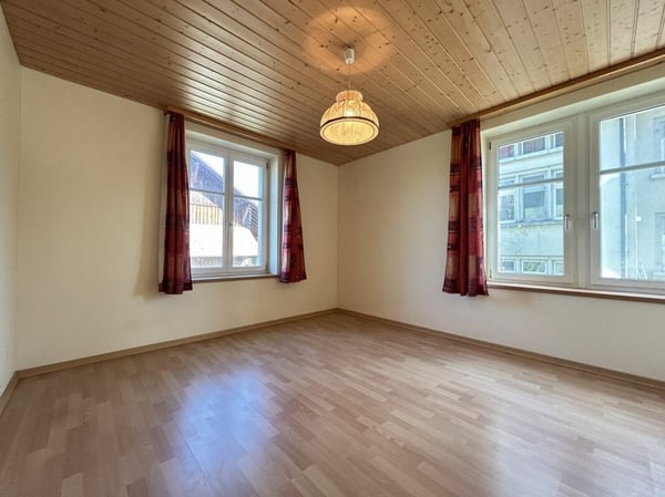 Zweifamilienhaus mit Scheune und Umschwung 4