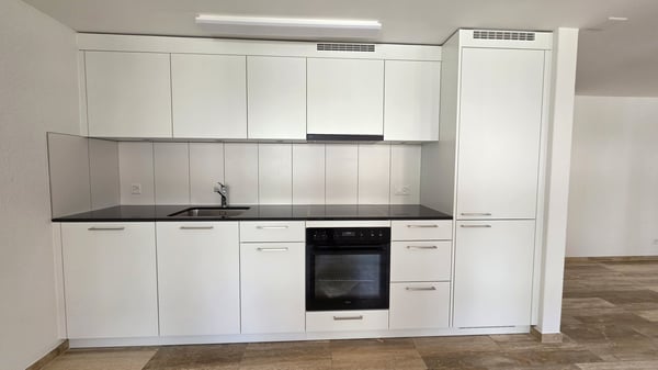 grosse 2.5 Zimmer-Wohnung 1.OG mit Balkon 2