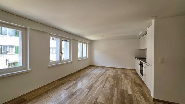 grosse 2.5 Zimmer-Wohnung 1.OG mit Balkon 3