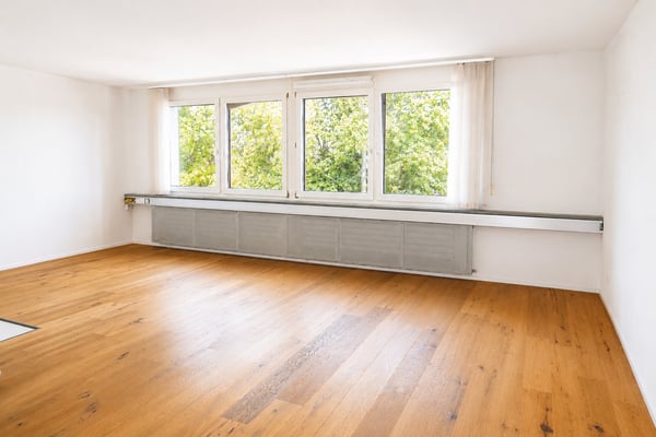 Helles und gepflegtes Büro mit viel Tageslicht 1